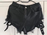 Kurze Hose mit Schnallen und Fransen Leipzig - Connewitz Vorschau