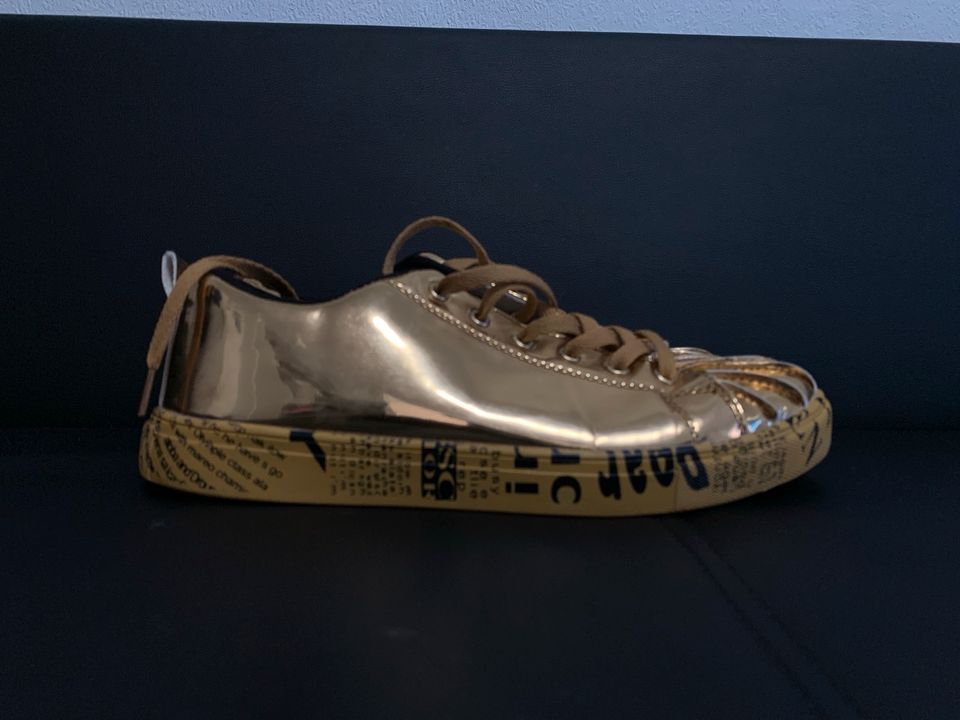Golden Sneakers in Gießen