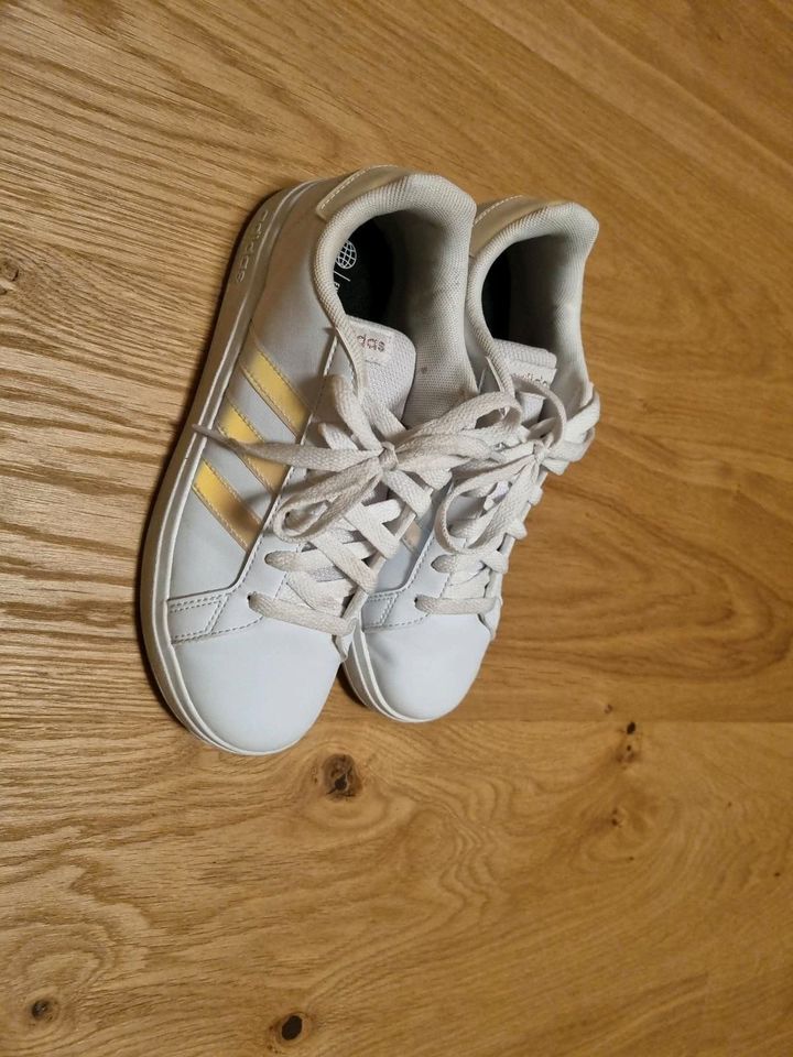 Adidas Mädchen Kind Sneaker 36 2/3 Top Zustand neuwertig in Niedereschach