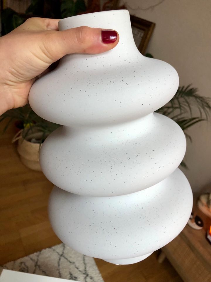 Wunderschöne geschwungene Vase in Weiß in Düsseldorf
