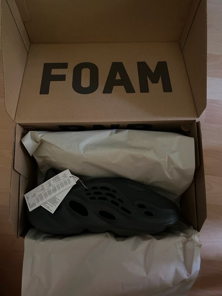 Yeezy Foam Runner Carbon in Berlin