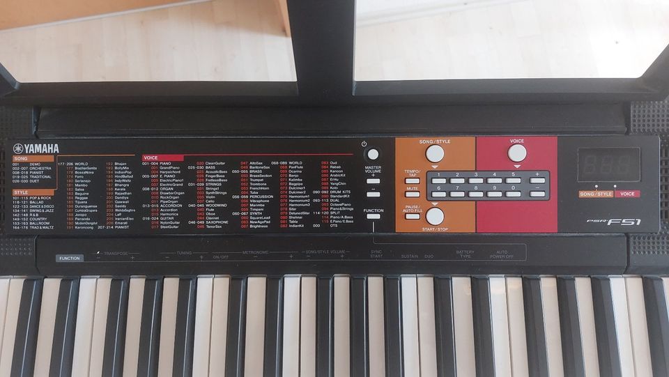 Keyboard Yamaha PSR-F51 mit Ständer in Lauenau