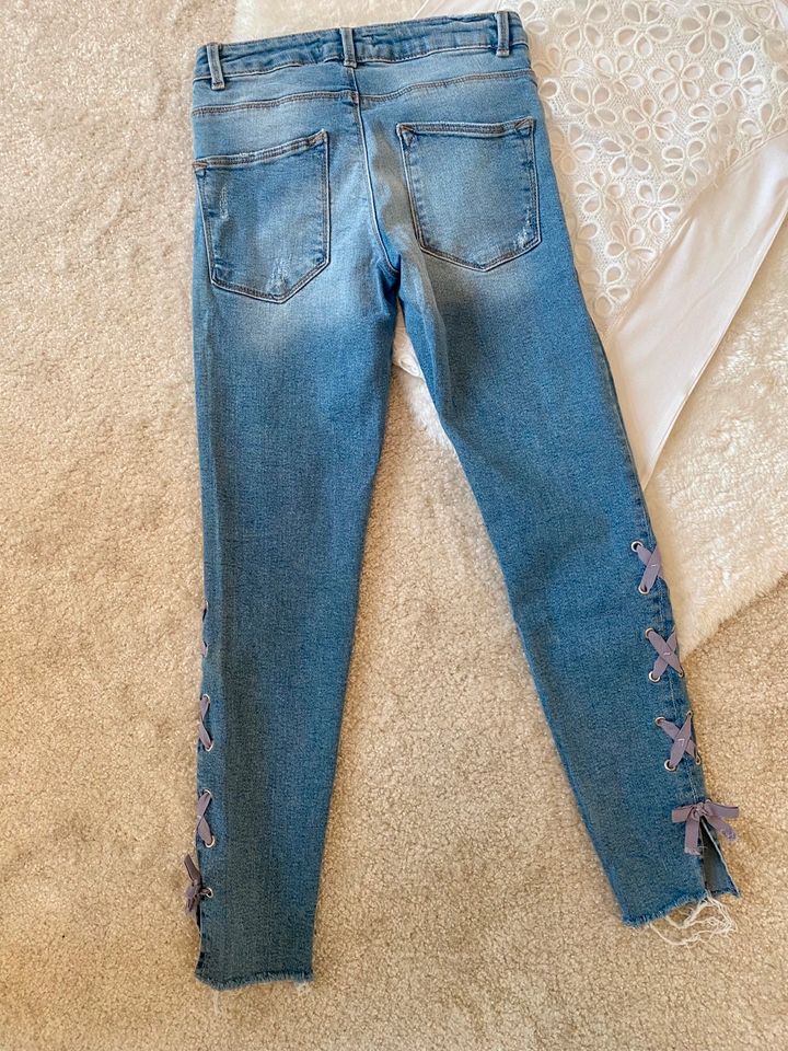 ZARA girls süße Jeans mit Schleifen destroyed Gr. 11/12 152 blau in Neckargemünd