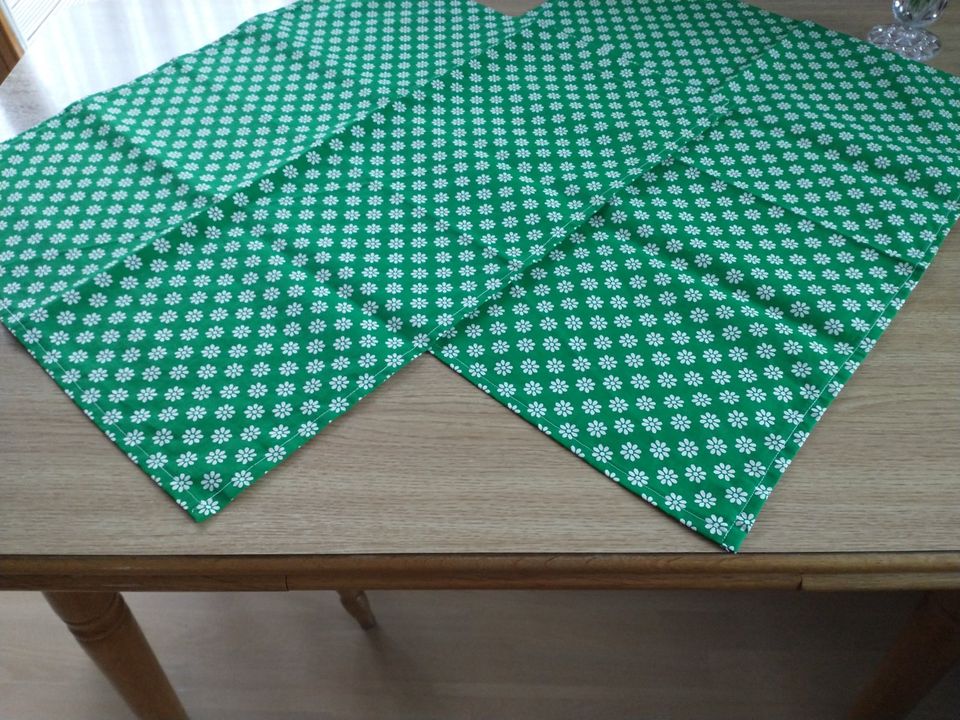 2 x Tischdecke Mitteldecke 67 x 55 cm grün m. weißen Blüten in Dietersburg