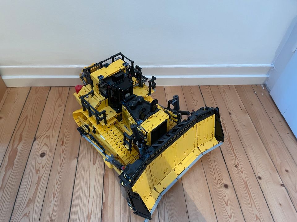 Lego Technik 42131 Cat D11 Bulldozer in Karlsruhe