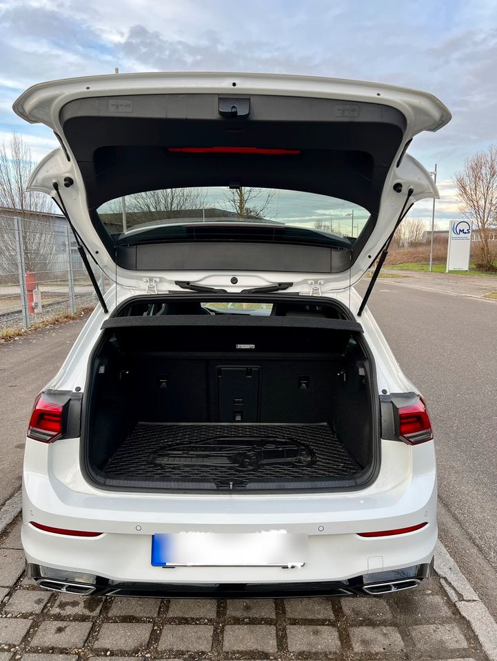 Golf 8 R-line in Achstetten