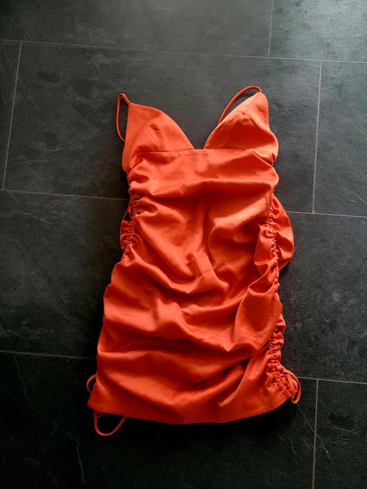 Niedliches Satinkleid von Zara NBD. Gr. XS. Sexy. Rückenfrei. in Gütersloh