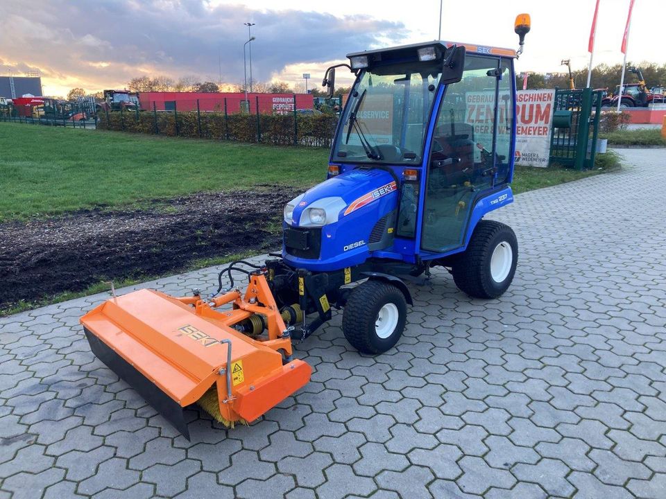 Iseki TGX 237 Schlepper, Trecker mit Kehrmaschine & Sichelmäher in Oyten