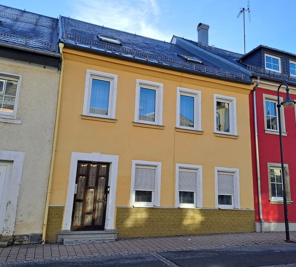 Geräumiges Stadthaus mit Garage und Balkon im Herzen von Helmbrechts in Helmbrechts