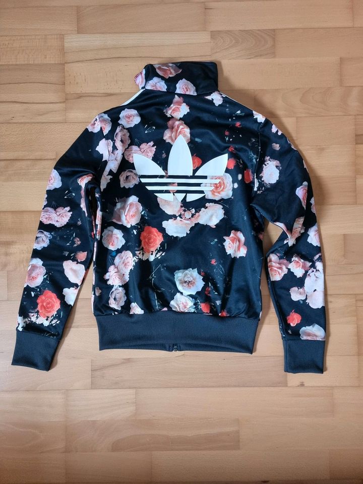 Adidas Jacke schwarz mit Rosen Gr. 36 Neu in Bucha