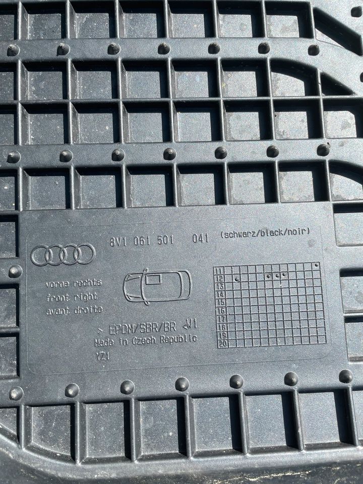 Satz Audi A3 Gummifussmatten schwarz unbenutzt in Hamburg