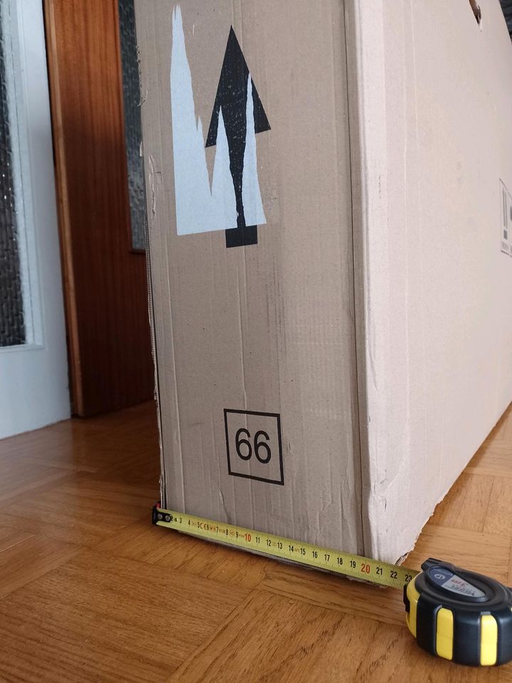 Zu verschenken: Großer Karton mit Eingriffen 140 x 70 x 21 cm in Neuhausen