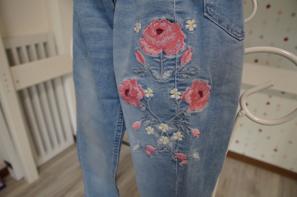 H&M Mädchen Jeanshose mit Rosenstickerei Größe 146 NEU in Dortmund