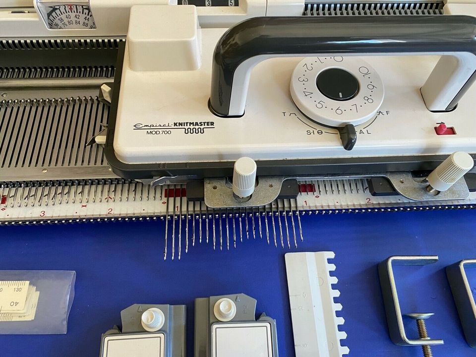 Empisal Knitmaster Modell 700 Strickmaschine, Top in Braunschweig