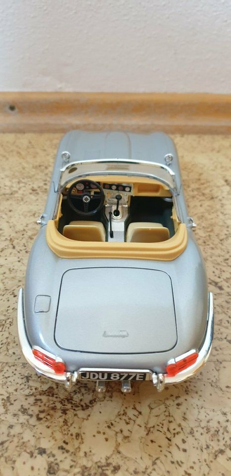 Jaguar "E" BJ 1961 silber Bburago 1:18 in Burgheim