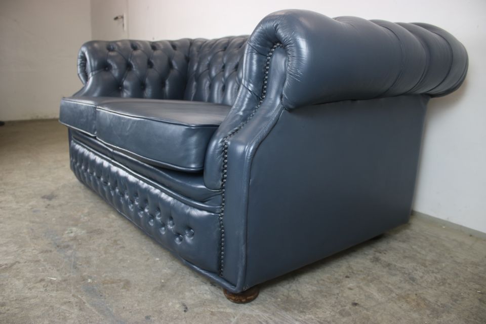 Englische Chesterfield Club Sofa Echt Leder Dunkel Blau Couch in Berlin