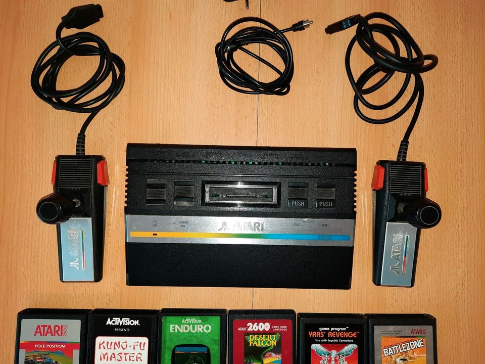 Atari 2600 mit 2 Controller und 19 Spiele in Kreuztal