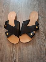 Sandalen schwarz mit goldenen Zierknöpfen Bayern - Kleinwallstadt Vorschau