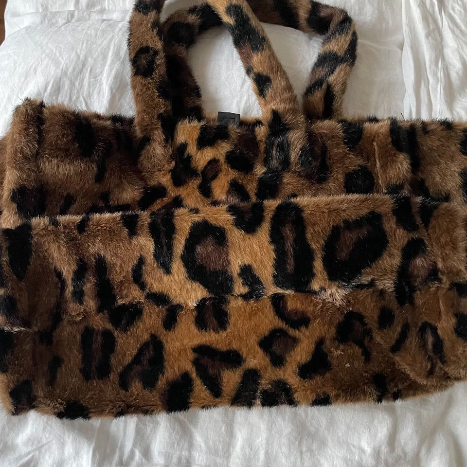 STAND STUDIO XXL Leo Fake Fur Shopper Tasche in Hanau