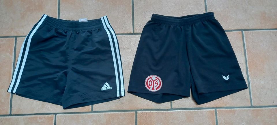 2x kurze Sporthose, Gr. 128, adidas u. erima in Mainz