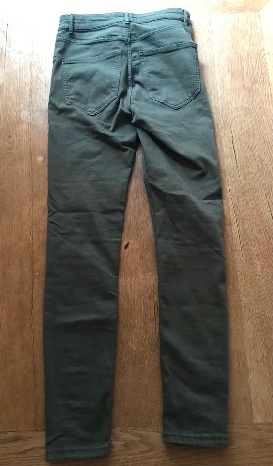 Olivgrüne Skinny Jeans Highwaist Zara Gr. 36 grün in Baiersbronn