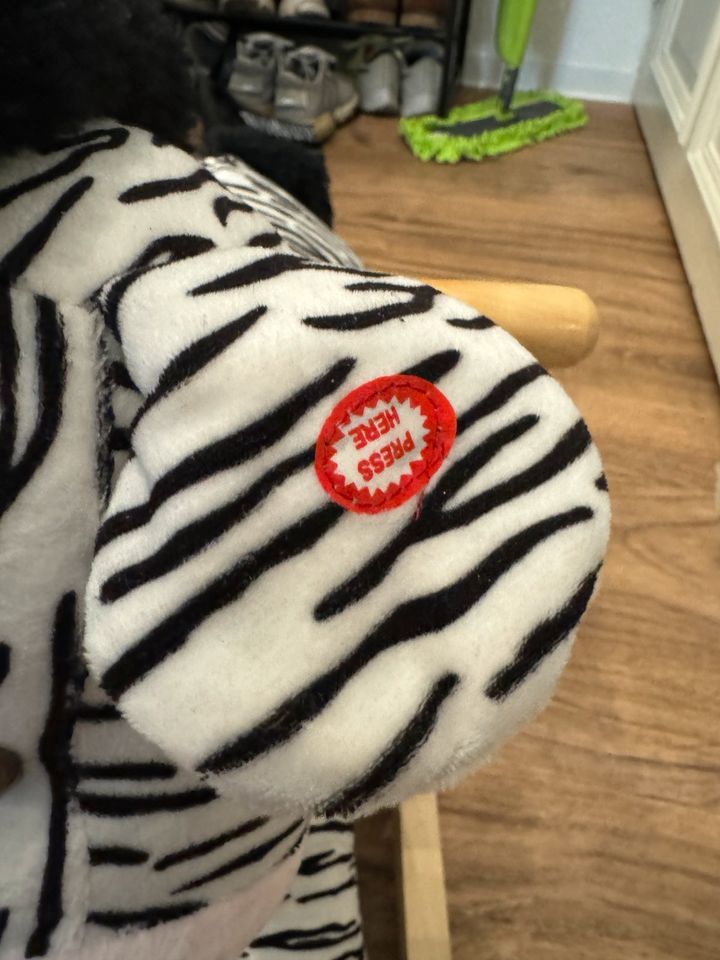 Schaukelpferd Zebra mit Tonausgave für Kleinkinder, neuwertig in Rostock