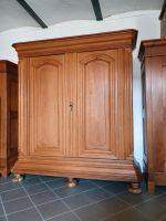 Barock Wellenschrank Nasenschrank Eiche Schrank antik Möbel Hessen - Bad Vilbel Vorschau