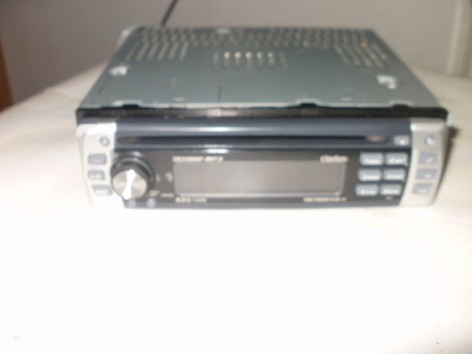 Marken Auto Hifi CD Radio Clarion, mit 4x 51 Watt Leistung in Offenbach