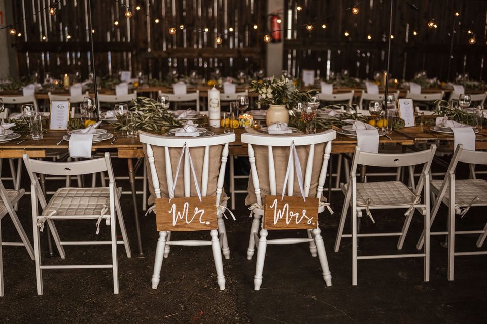 Boho Hochzeit Trauung Stühle Dielentische Bänke mieten leihen in Sommerhausen Main