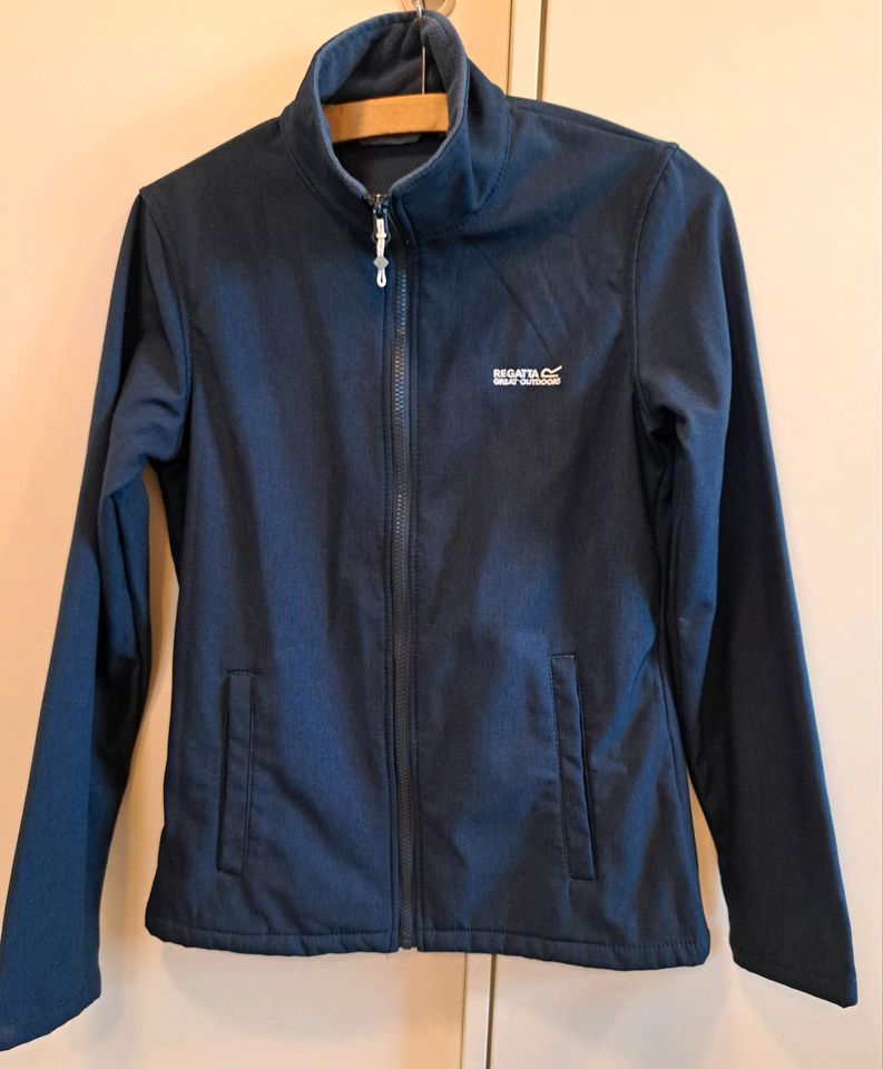 Softshelljacke / Jacke - Regatta an, Gr. 34 in Bergen bei Auerbach, Vogtland