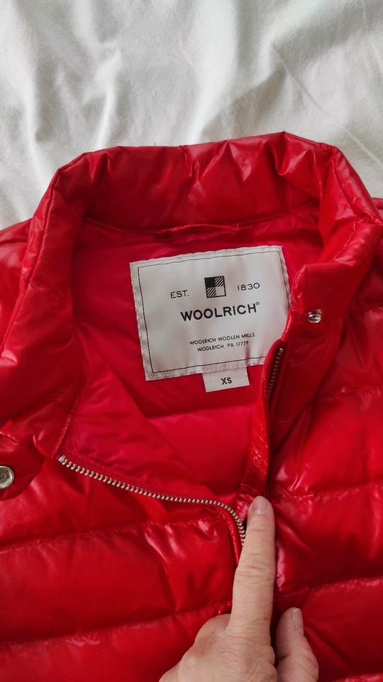 Woolrich Jacke in rot in Niederkrüchten
