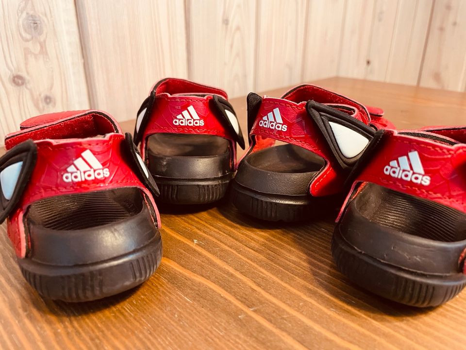 2 Paar Sandalen Zwillinge neu top Adidas rot 20 Badeschuhe in Eltmann