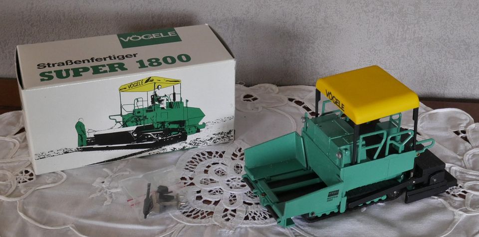 Vögele Straßenfertiger Super 1800 NZG Model 1:50 OVP Werbeartikel in Trimbs