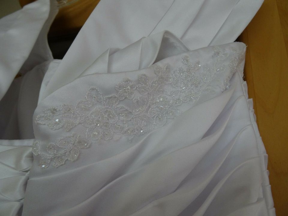 Wunderschönes weißes Brautkleid mit Schleppe in der Größe 46 in Neunkirchen-Seelscheid
