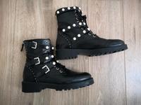Coole Boots Schuhe von Zara Perlen Gr 38 schwarz Echtleder Hessen - Fulda Vorschau