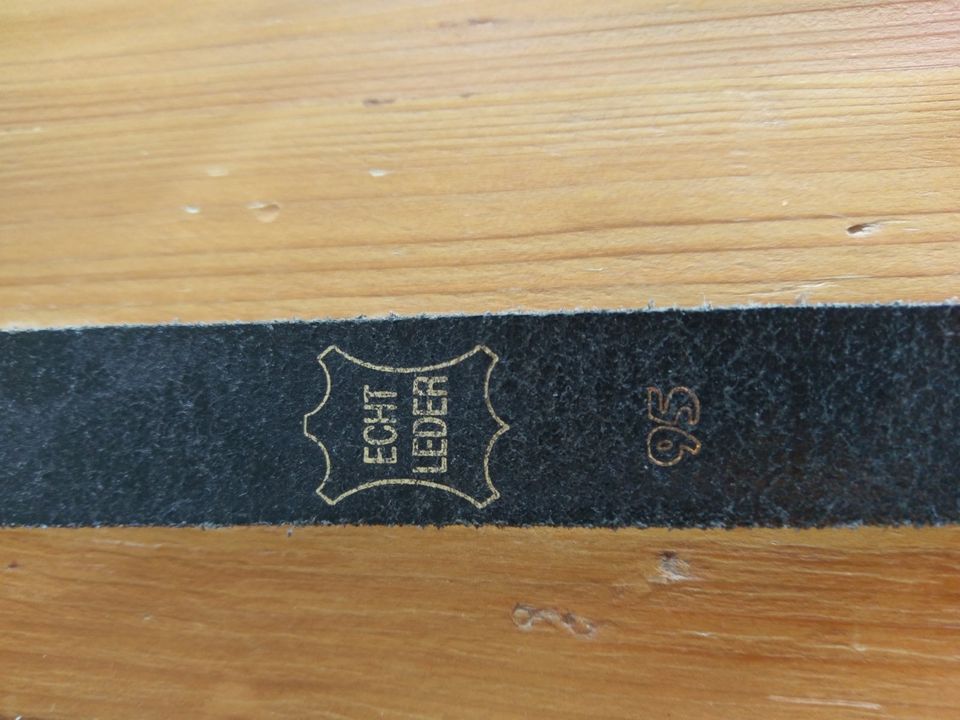 Schmaler (2,5 cm) Gürtel Leder schwarz Größe 95 in Landshut