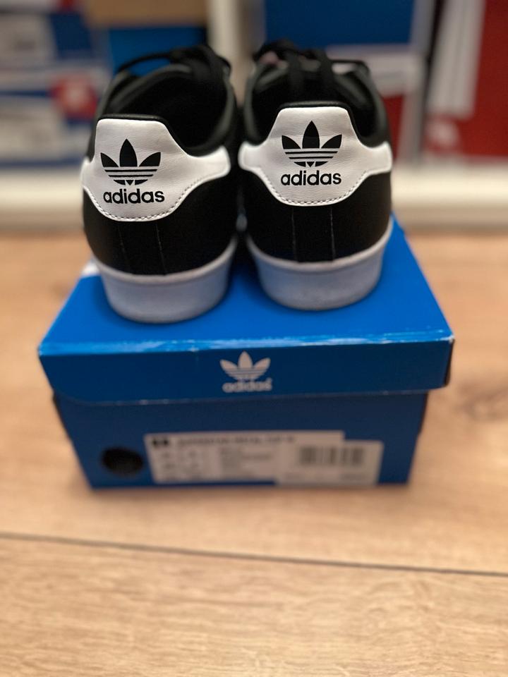 Superstars Adidas schwarz mit goldener Kappe GroBe 36 in Saarland Dillingen Saar kleinanzeigen