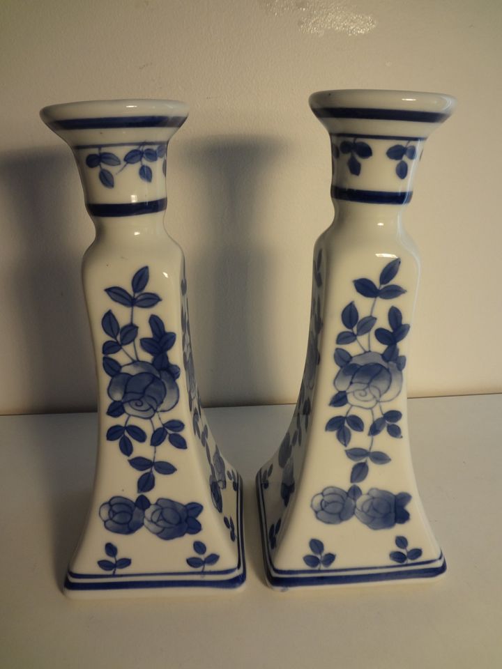 2 schöne Kerzenhalter aus Porzellan mit weiß blauem Blumenmuster in Linden