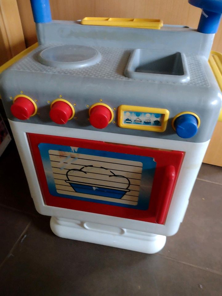 Kinderküche Ofen Kühlschrank Toaster Geschirr in Neunkirchen a. Brand