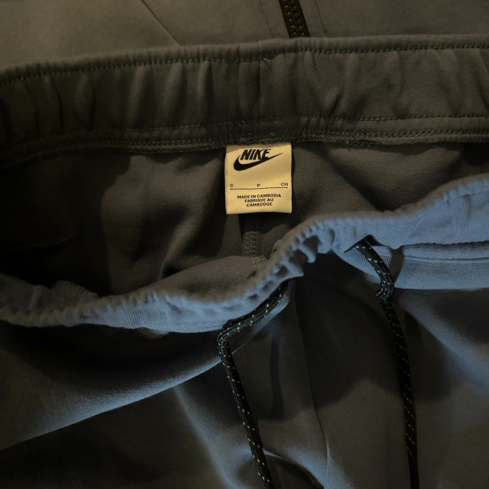 Nike Tech Fleece Anzug in Berlin