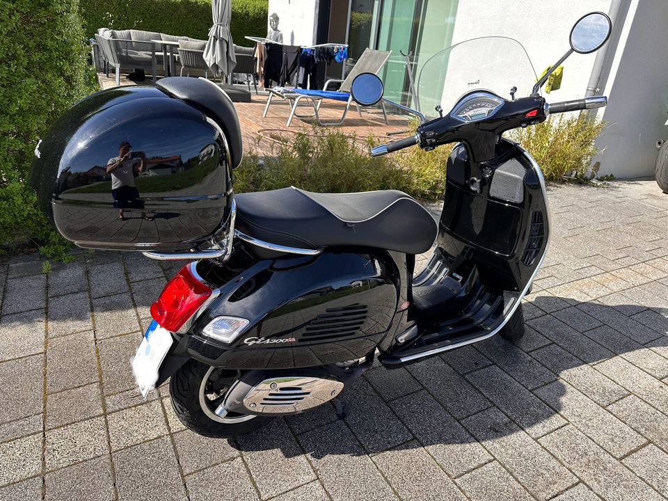 Vespa GTS 300 ABS schwarz mit Koffer in Surberg