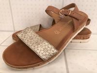 Marco Tozzi Sandalen Gr.40 Echtleder flach Silber NEUWERTIG Hessen - Petersberg Vorschau