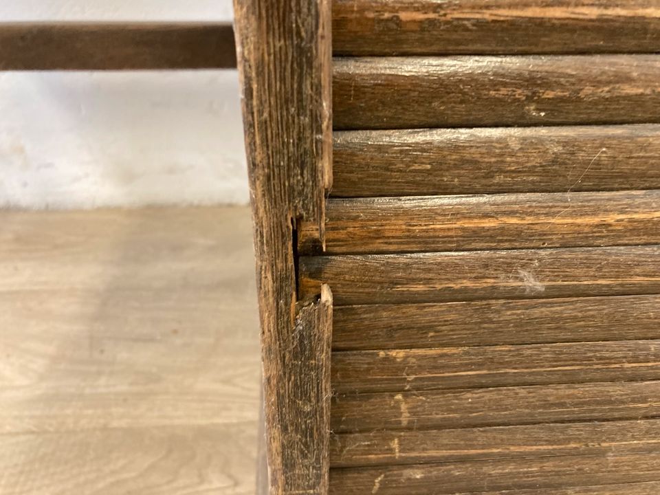 #A Werkbank Schreibtisch Rollladen Schraubstock antik Holz Kinder in Burgstädt