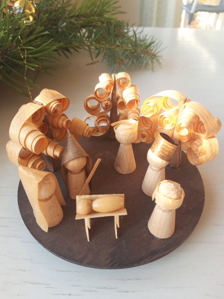 Weihnachtskrippe aus Spänen, Holz und Perlen in Salem