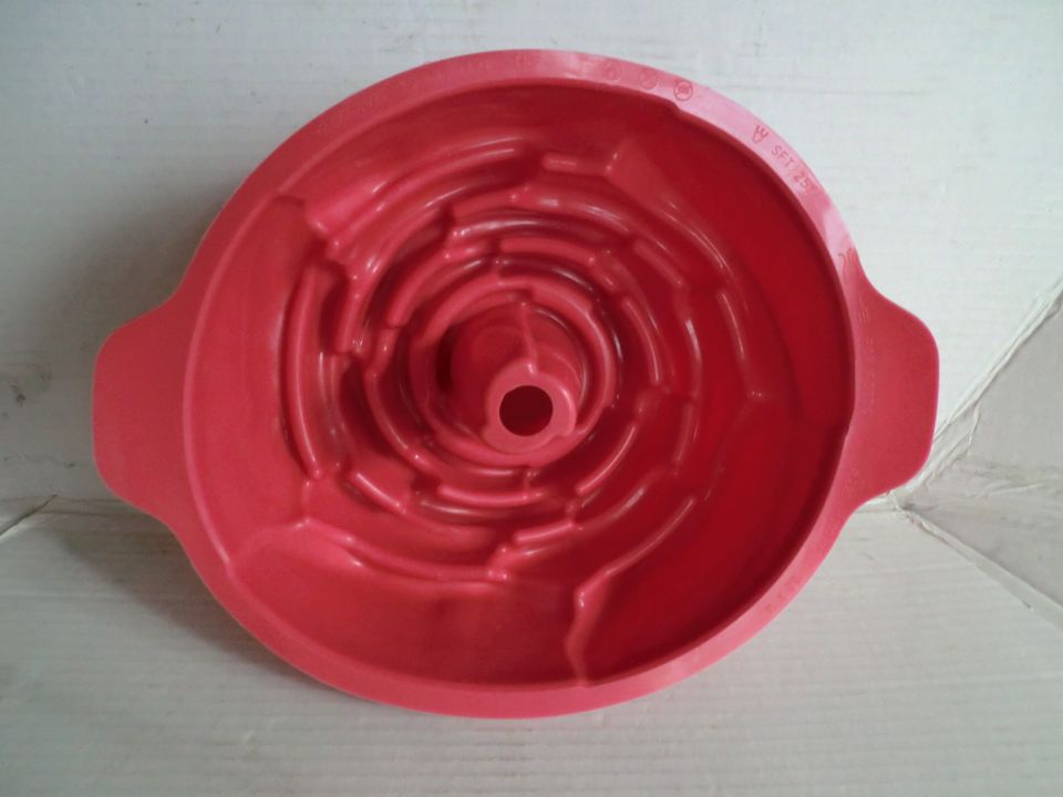 Delicata Silikonbackform „Rose“ mit Stützring - Rot in Gauting