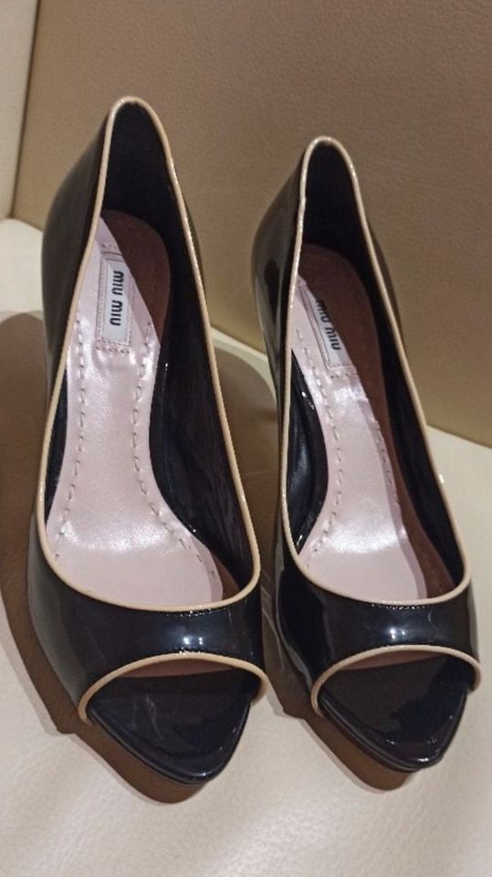 Miu Miu Lackschuhe Pumps schwarz ungetragen in Konstanz