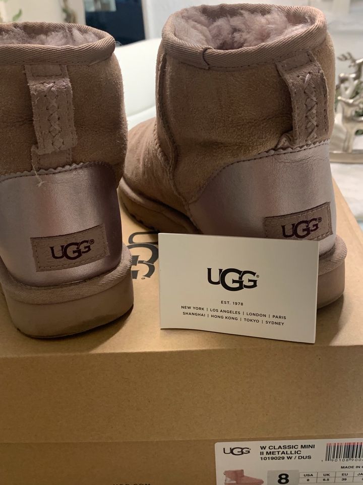 Ugg Boots in der Farbe rosé in Essen