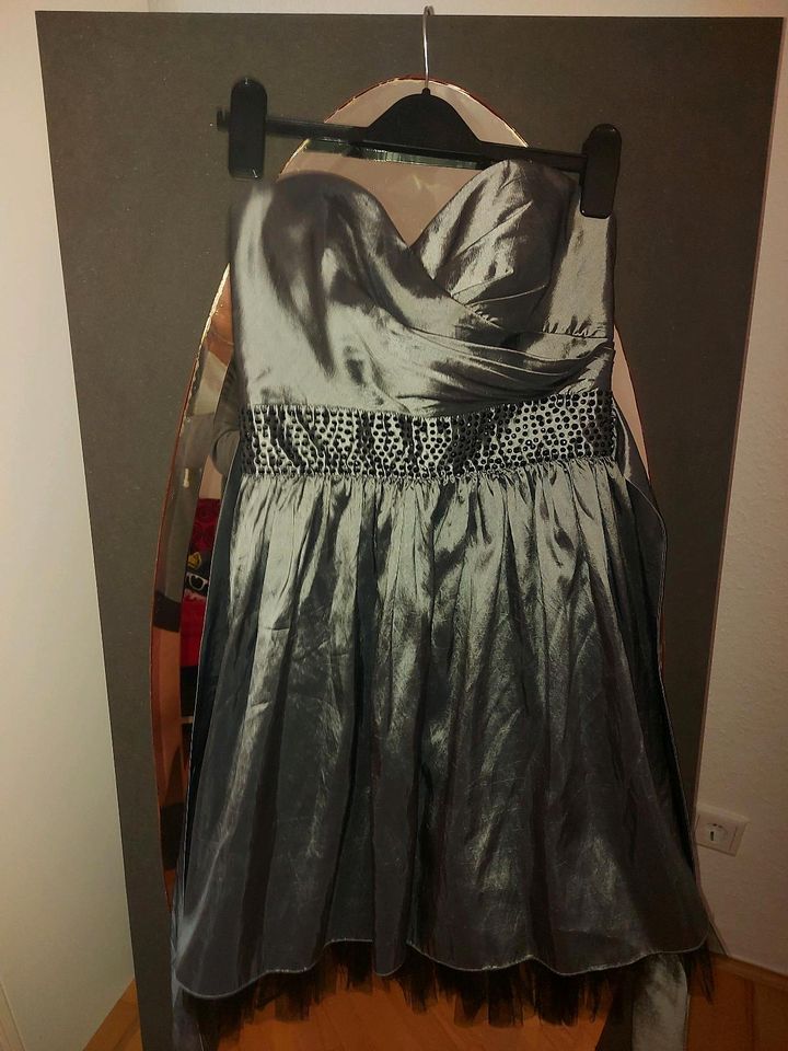 Abendkleid in Metallic-silber von Laona in Düsseldorf