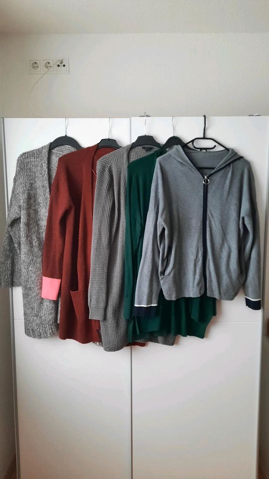 4 Strickjacken (u.a.Esprit+Q/S)+1 Sweatjacke für zus. 10€ Gr. M/L in Nordhorn