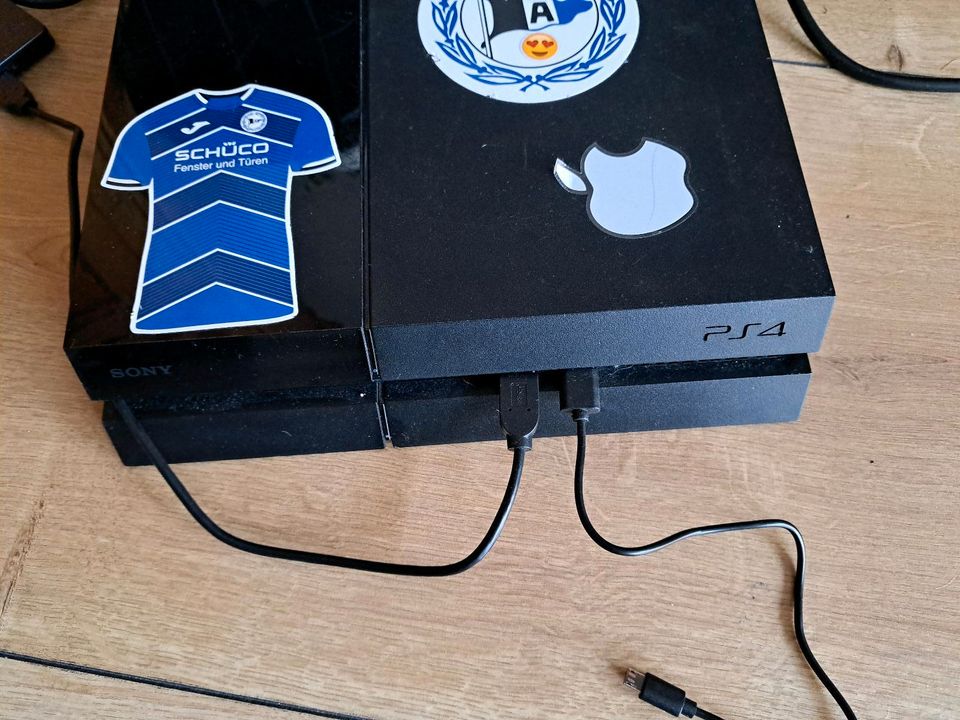 PS 4 + Ladestation und Controller in Menden